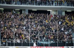 Η Αστυνομία συνέλαβε τρία άτομα έξω από το Πανθεσσαλικό για πυρσούς, καπνογόνα και βεγγαλικά