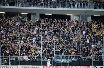 Η Αστυνομία συνέλαβε τρία άτομα έξω από το Πανθεσσαλικό για πυρσούς, καπνογόνα και βεγγαλικά