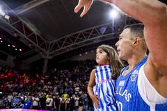 Υπέροχη στιγμή: Ο Σλούκας πανηγύρισε τη νίκη της Εθνικής αγκαλιά με την κόρη του