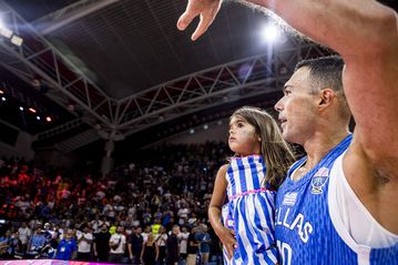 Υπέροχη στιγμή: Ο Σλούκας πανηγύρισε τη νίκη της Εθνικής αγκαλιά με την κόρη του