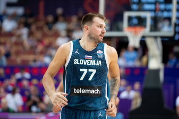 EuroBasket 2025: Απίθανο σουτ του Ντόντσιτς από τη μικτή ζώνη με την τσάντα στην πλάτη (vid)