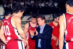 Όταν ο Ιωαννίδης πέταξε on camera ένα μπουκάλι νερό στον Σιγάλα (vid)