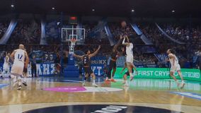 Τρομερό buzzer-beater τρίποντο του Φόστερ λίγο κάτω από το κέντρο στη λήξη του 1ου δεκαλέπτου!
