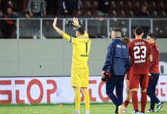 Ο Μελίσσας ύψωσε τα χέρια προς την κερκίδα μετά την ήττα της ΑΕΛ