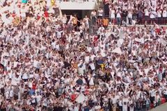 Ο λόγος που οι οπαδοί της Φούλαμ σήκωσαν κίτρινες κάρτες κατά τη διάρκεια του αγώνα με τη Μάντσεστερ Γιουνάιτεντ