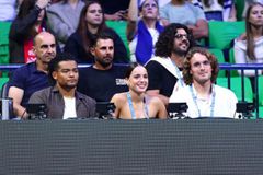 Με Τσιτσιπά, Καραλή και πολλούς «αιώνιους» οι κερκίδες του T-Center για τον αγώνα του Τζόκοβιτς (pics)