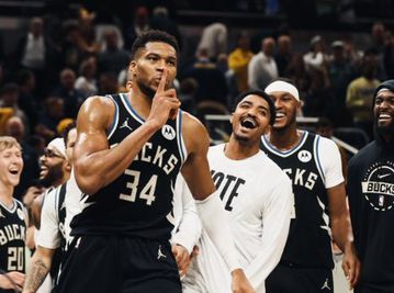 Οι Μπακς αποθέωσαν τον «Greek Freak» με τέσσερις εμβληματικές φωτογραφίες (pics)