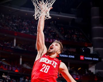 Σπουδαία νίκη των Ρόκετς επί των Μάβερικς, με τρομερό Σενγκούν!