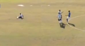 Απίστευτη σκηνή: Ποδοσφαιριστής έπαθε καρδιακή προσβολή και σηκώθηκε άμεσα από το έδαφος - Σώθηκε από εμφυτεύσιμο απινιδωτή, σοκ στο γήπεδο! (vid)