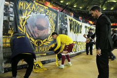 Η δομή «Εις το όνομα του Άλκη» άφησε στεφάνι στη μνήμη του Μιχάλη Κατσούρη και του Άλκη Καμπανού