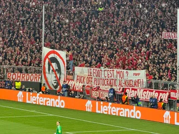 «F*** Off Κελαϊφί»: Το νέο καυστικό πανό των οπαδών της Μπάγερν με στόχο τον πρόεδρο της Παρί