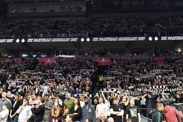 Εξοργισμένοι οι οπαδοί της Παρτιζάν: Φωτογραφίες με τον Ομπράντοβιτς και αποδοκιμασίες στους παίκτες (vid)