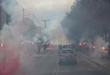 H... τρέλα στο νησί και τα αυτόγραφα από τους παίκτες: Η παρακάμερα του Ελλάς Σύρου - Ολυμπιακός