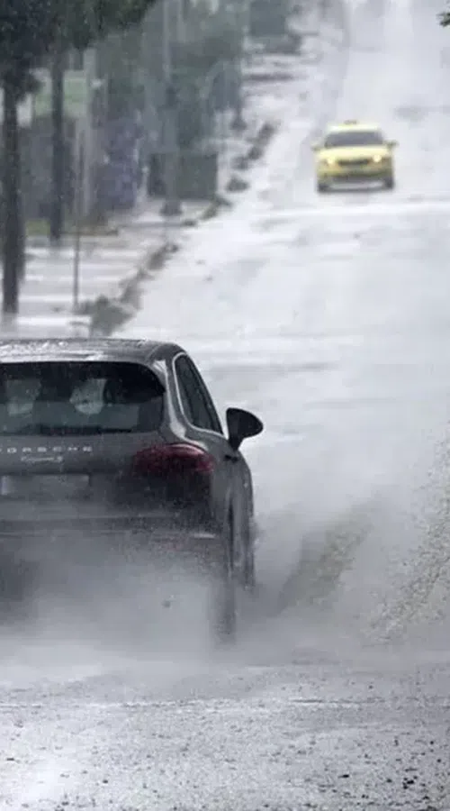 Οδήγηση στη βροχή: Τα SOS που σώζουν σε κάθε διαδρομή
