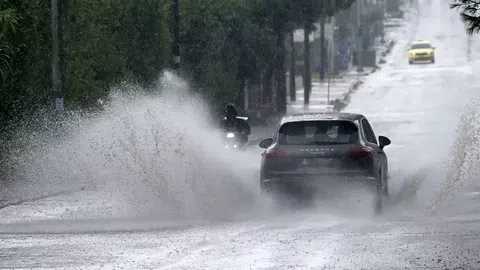 Οδήγηση στη βροχή: Τα SOS που σώζουν σε κάθε διαδρομή