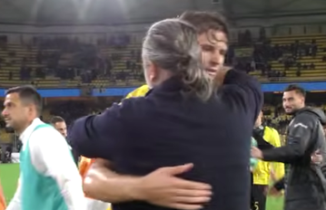 Η αγκαλιά του Ηλιόπουλου στον Καραργύρη και η αποθέωση: Η παρακάμερα του ΑΕΚ - ΟΦΗ