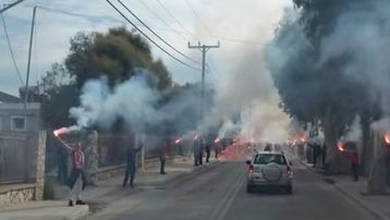 Η εντυπωσιακή υποδοχή στη Σύρο και το πύρινο σόου