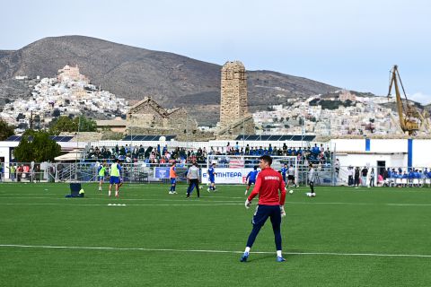 Είναι μικρότερο το γήπεδο της Ελλάς Σύρου σε σύγκριση με αυτά της Super League;