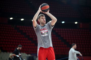 Σουτάκια των παικτών του Ολυμπιακού στο ΣΕΦ μετά την αναβολή του αγώνα με τη Φενέρμπαχτσε (vid)