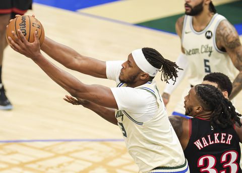 Οι Μπακς «λύγισαν» τους πρωτοπόρους Πίστονς παρά τον τραυματισμό του Γιάννη