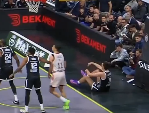 Ατυχία για Ποκουσέφσκι - Aποχώρησε υποβασταζόμενος για τα αποδυτήρια (vid)