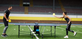 Νάντια Ναντίμ VS Ζλάταν Ιμπραΐμοβιτς: Οι δύο σταρ του ποδοσφαίρου «μονομάχησαν» στο πινγκ - πονγκ (vid)