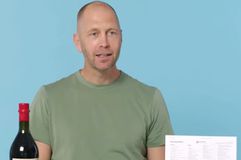 Ο προπονητής των ΗΠΑ βρίσκεται υπό έρευνα αφού παραδέχτηκε ότι κλώτσησε τη σύζυγό του