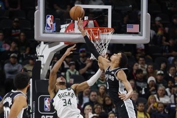 H πρώτη συνάντηση των δύο... φρικιών - Τα highlights από την «μονομαχία» του Αντετοκούνμπο με τον Ουεμπανιαμά (vid)