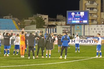 Οι παίκτες του Ατρόμητου πανηγύρισαν με τους οπαδούς σε μια... πολυκατοικία: «Αν μπορείτε κλείστε και τις ταράτσες» (vid)