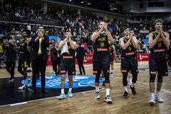 Γεμίζει το κλειστό των Λιοσίων για το ντέρμπι της ΑΕΚ με τον Ολυμπιακό