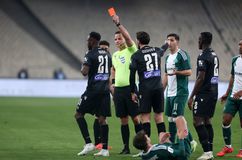 Αποβλήθηκε ο Μπάμπα στο ντέρμπι του ΟΑΚΑ και χάνει τη ρεβάνς με την ΑΕΚ!