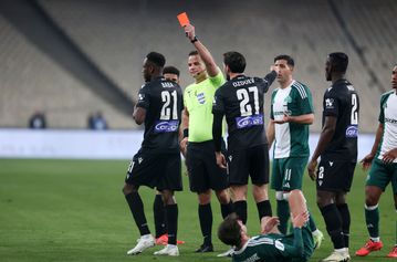 Αποβλήθηκε ο Μπάμπα στο ντέρμπι του ΟΑΚΑ και χάνει τη ρεβάνς με την ΑΕΚ!