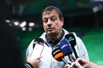 Ο Αταμάν μίλησε για τα μεταγραφικά σενάρια - Τι είπε για Ρογκαβόπουλο εν όψει Αρμάνι (vid)