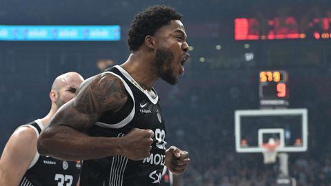 Ο Ολυμπιακός «υποδέχεται» τον Ταϊρίκ Τζόουνς με «αργοπορημένο» Άγιο Βασίλη