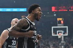 Ο Ολυμπιακός «υποδέχεται» τον Ταϊρίκ Τζόουνς με «αργοπορημένο» Άγιο Βασίλη