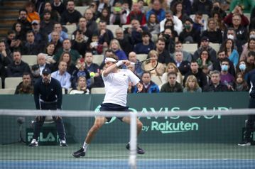 Απίστευτο σκηνικό στο ΟΑΚΑ: Η πολιτική προστασία «χτύπησε» στο ματς του Τσιτσιπά (vid)