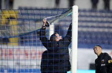 Τι λέει η ΑΕΚ για την αναβολή: «Αντικανονικό ύψος και στις 2 εστίες και στις 2 μετρήσεις»