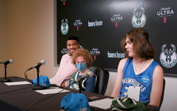 Ο Αντετοκούνμπο εμφανίστηκε στη συνέντευξη τύπου με δύο παιδιά που τους έκανε τα όνειρα πραγματικότητα (vid)