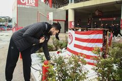 Ολυμπιακός: Η ομάδα μπάσκετ στο μνημείο της «Θύρας 7»