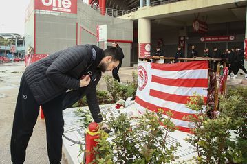 Ολυμπιακός: Η ομάδα μπάσκετ στο μνημείο της «Θύρας 7»