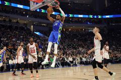 Ολοκληρωτικός Αντετοκούνμπο, έκανε triple double και οι Μπακς νίκησαν έβδομο σερί παιχνίδι (vids)