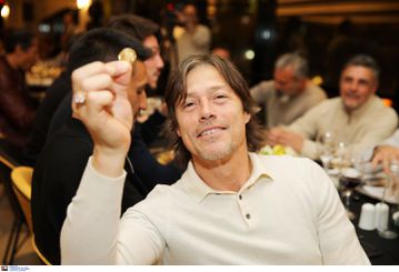 Η ΑΕΚ έκοψε σαν ενωμένη οικογένεια την Πρωτοχρονιάτικη Πίτα με... τυχερό τον Αλμέιδα