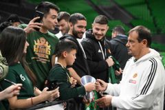 Φίλαθλοι του Παναθηναϊκού στην προπόνηση του ΟΑΚΑ - Ο διάλογος με Αταμάν για Άμπου Ντάμπι και ο απίθανος Ναν (vid)