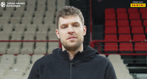 Η αντίδραση του Βεζένκοφ όταν έμαθε ότι είναι MVP του μήνα (vid)