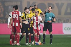 Η ΑΕΚ κατήγγειλε τον Ποντένσε για ρίψη ομπρέλας στην κερκίδα στο ντέρμπι της Νέας Φιλαδέλφειας