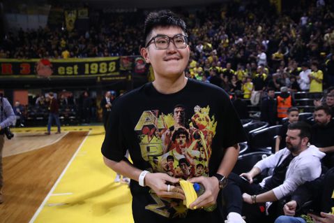 Πώς προέκυψε η viral μπλούζα που φόρεσε ο Ρίτσαρντ Σιάο στο Άρης-Νεπτούνας