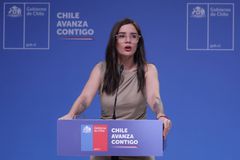 Η εντυπωσιακή εκπρόσωπος της κυβέρνησης της Χιλής που δηλώνει πόλεμο στην οπαδική βία (pics)