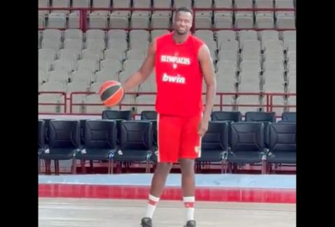 Ο Φαλ έκανε σουτάκια στην προθέρμανση του Ολυμπιακού (vid)