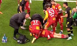 Συγκλονιστικές στιγμές στην Τουρκία: Ποδοσφαιριστής κατέρρευσε μετά από τρομακτική πτώση (vid)