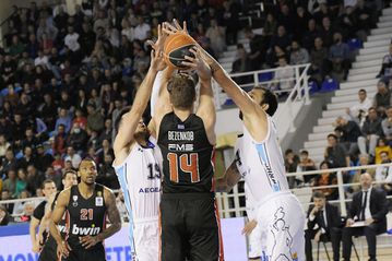 Βεζένκοφ: «Τι να πω; Ότι δεν παίξαμε καλά; Δεν χρειάζεται να μιλήσουμε για μπάσκετ σήμερα»